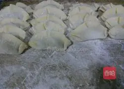 Illustration of how to make dumplings stuffed with chives and fungus 10