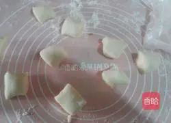 Illustration of how to make corn and carrot meat buns 5