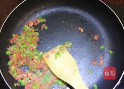 Illustration of how to make shrimp pizza with dumpling skin 3