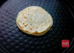 Illustration of how to make dumpling skin scallion pancakes 6