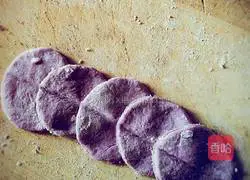 Illustration of how to make purple sweet potato flower steamed buns 3