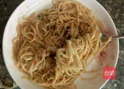 Illustration of how to make simple garlic noodles 7