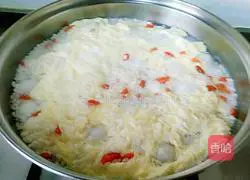 Illustration of how to make glutinous rice dumplings with eggs 4