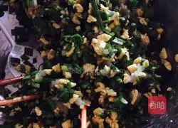 Illustration of how to make shrimp, leek and egg stuffing dumplings 1