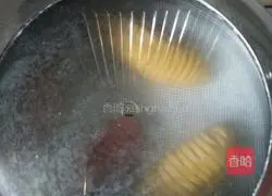 Illustration of how to make two-color rugby steamed buns 8