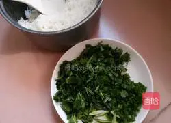 Illustration of how to make fried rice with chives and eggs 1