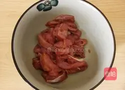 Illustration of how to make stir-fried noodles with shredded pork and vegetables 4