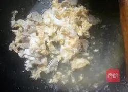 Illustration of how to make egg and meat fried rice 4