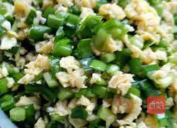 Illustration of how to make leek and egg dumpling stuffing 10