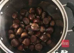 Illustration of how to make chestnuts in electric baking pan 1