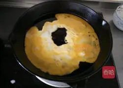 Illustration of how to make ham and egg fried rice 3