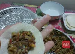 Illustration of how to make tomato and beef dumplings 5