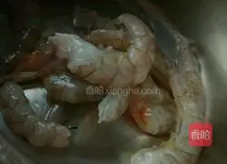 Illustration of how to make shrimp, egg white and vegetable stuffing dumplings 4