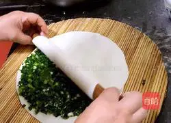 Illustration of how to make egg and green onion cake 4