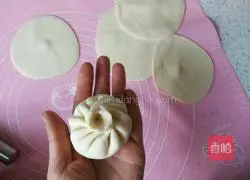 Illustration of how to make celery and pork buns 18