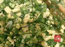 Illustration of how to make dumpling skins 8