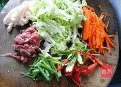 Illustration of how to stir-fry vermicelli with cabbage 2