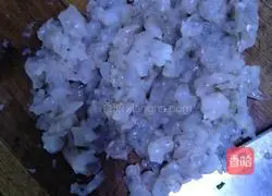 Illustration of how to make leek, shrimp and egg dumplings 1