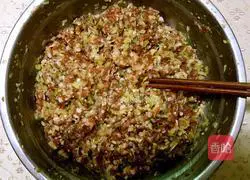 Illustration of how to make dumplings stuffed with mutton and zucchini 8