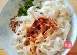 Illustration of how to make noodles with scallion oil 1