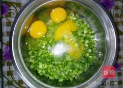 Illustration of how to make garlic egg pancake 4