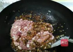 Illustration of how to make pork and fennel dumplings 4