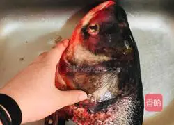 Illustration of making fish head cakes 1