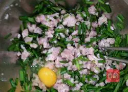 Illustration of how to make leek, egg and meat wontons 3