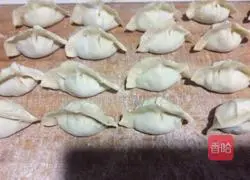 Illustration of how to make pork and celery dumplings 15