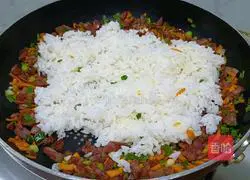 Illustration of how to make straw egg fried rice 3