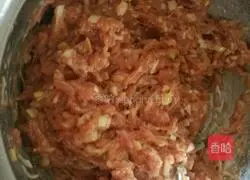 Illustration of making Northeastern pickled cabbage dumplings 3