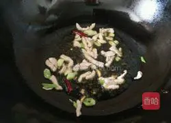 Illustration of how to make noodles with shredded pork and dried green pepper 7
