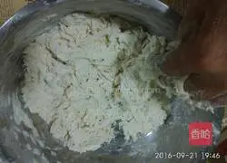 Illustration of how to make fresh meat and water chestnut dumplings 7