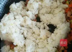 Illustration of how to make seaweed fried rice 7