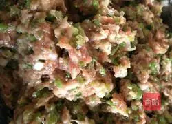 Illustration of how to make celery and pork dumplings 5