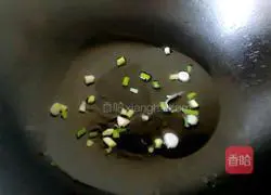 Illustration of how to make fried noodles with vegetables, fungus, and eggs 3
