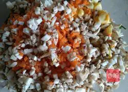 Illustration of how to make carrot, corn and mushroom meat dumplings 1