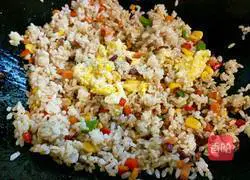 Illustration of how to make colorful ham fried rice 7
