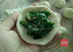 Illustration of how to make leek and pork buns 10