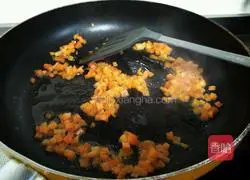 Illustration of how to make fried rice with beef, vegetables and eggs 3