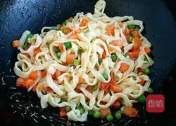 Illustration of how to make noodles with oyster sauce and tomato sauce 7