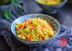 Illustration of how to make colorful pepper and egg fried rice 8