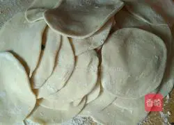 Illustration of how to make leek and egg dumplings 9