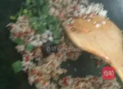 Illustration of how to make ham fried rice 9