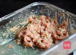 Illustration of how to make pan-fried flower-shaped wontons 1