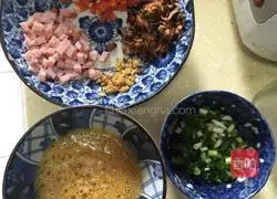 Illustration of how to make fried rice with mushrooms and red rice 2