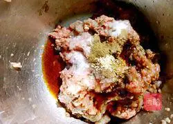 Illustration of how to make meat and three fresh dumplings 7