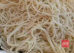 Illustration of how to make fried noodles with pickled beans 4