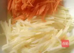 Illustration of how to make egg and potato pancakes 1