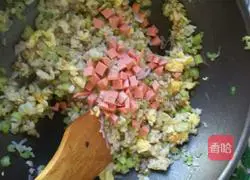 Illustration of how to make Qinxiang mixed grain fried rice 6